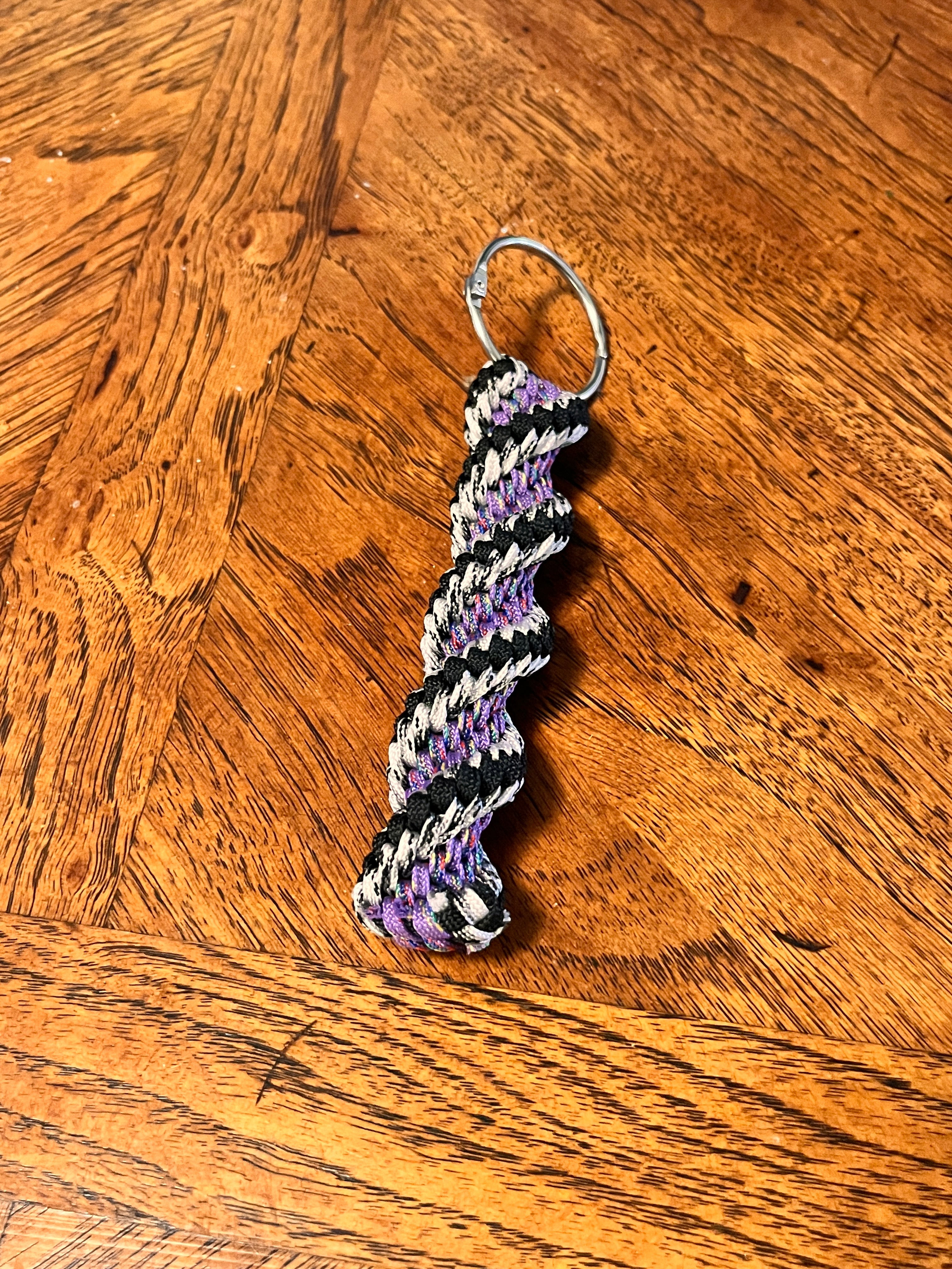 5 1/4"(13.5cm) 5-string Artisan Handwoven Helix Spiral Paracord Collectible Keychain – Black and White and Purple